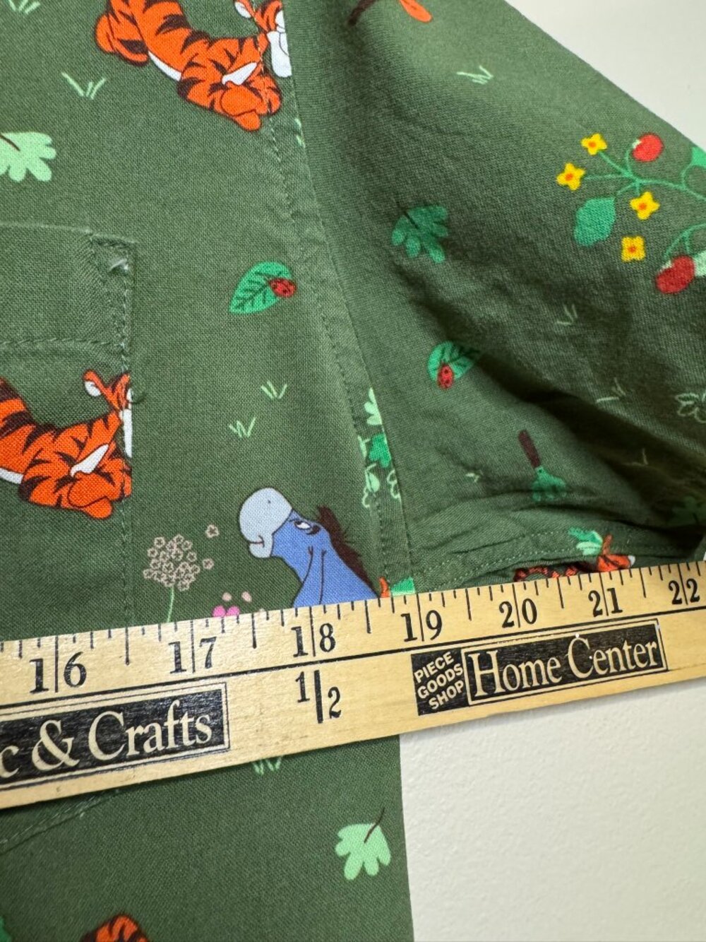 Disney Winnie the Pooh Button-Up Shirt forest green size XS short sleeve - Picture 7 of 7
